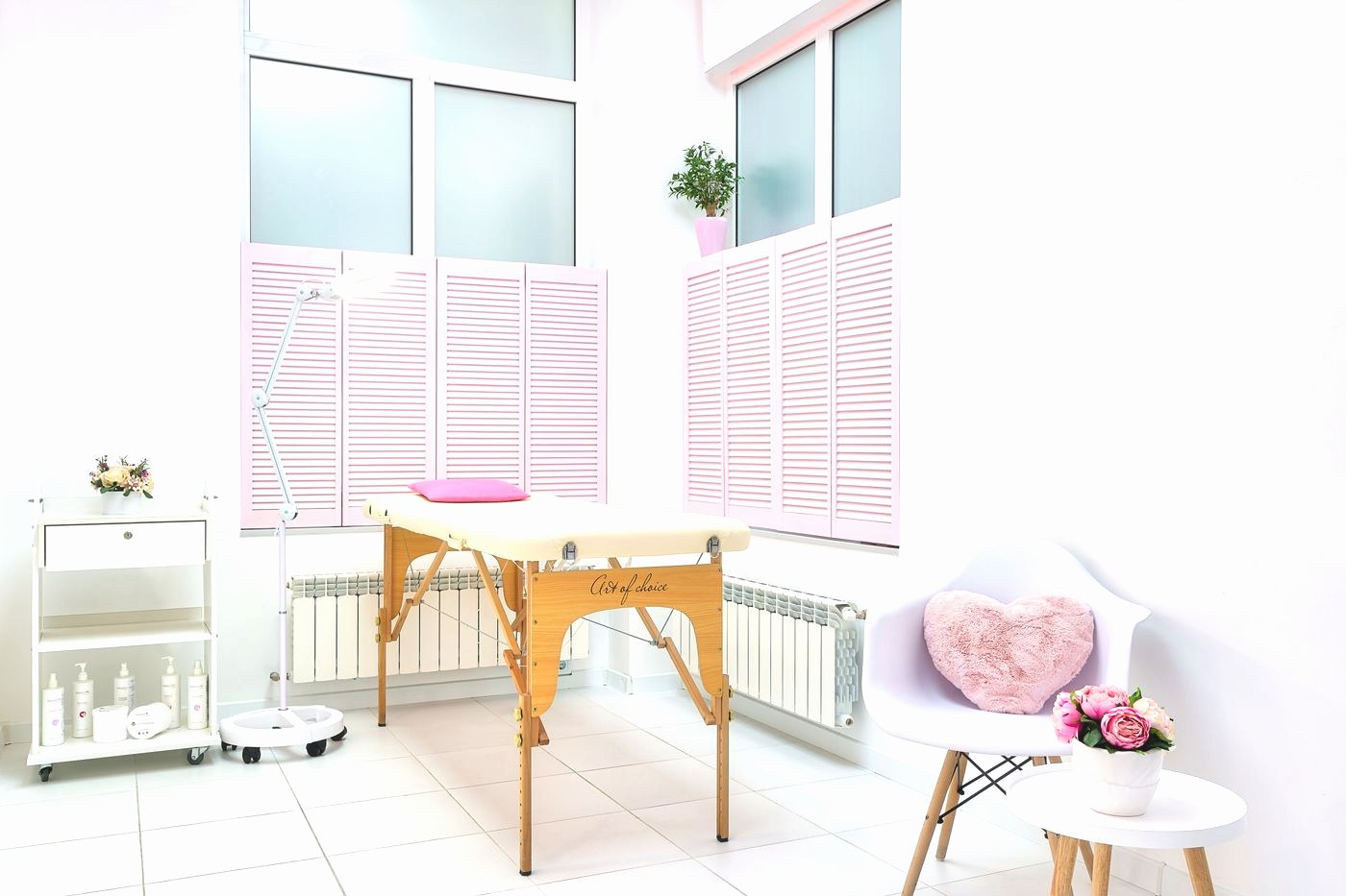 Sala de beleza clara em tons branco e rosé