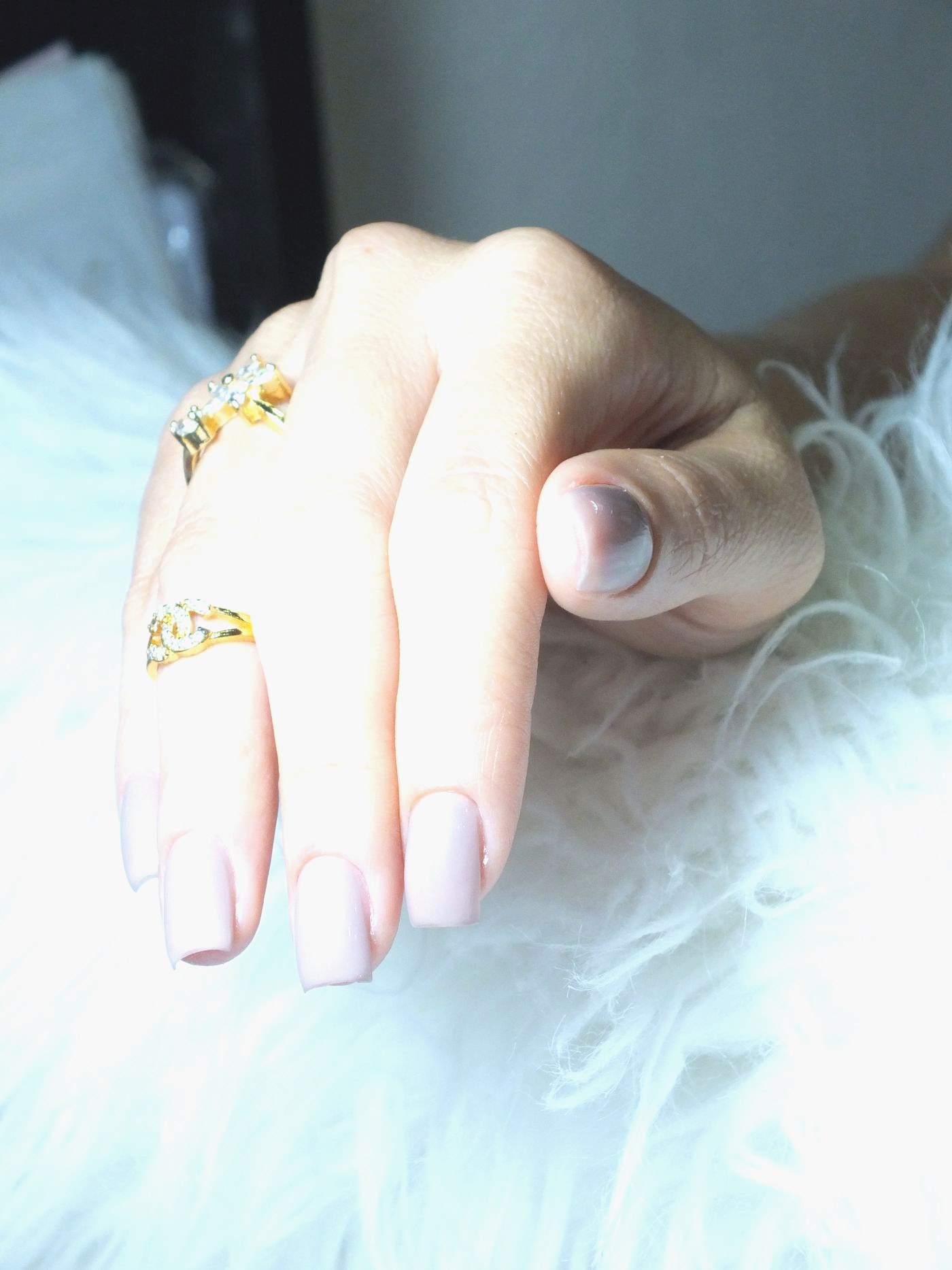 Unhas claras com acabamento delicado