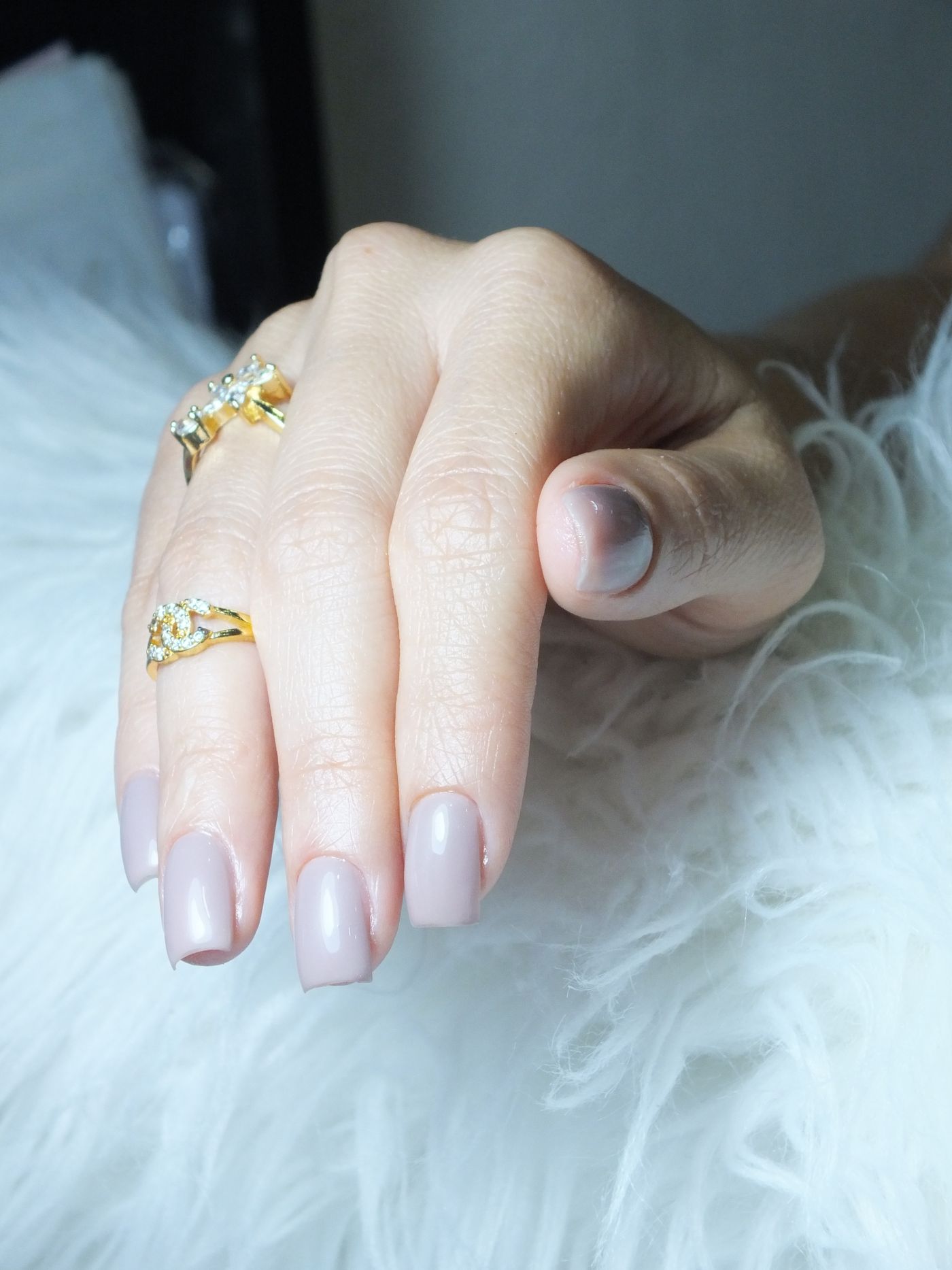 Unhas claras e delicadas