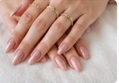 Unhas claras delicadas