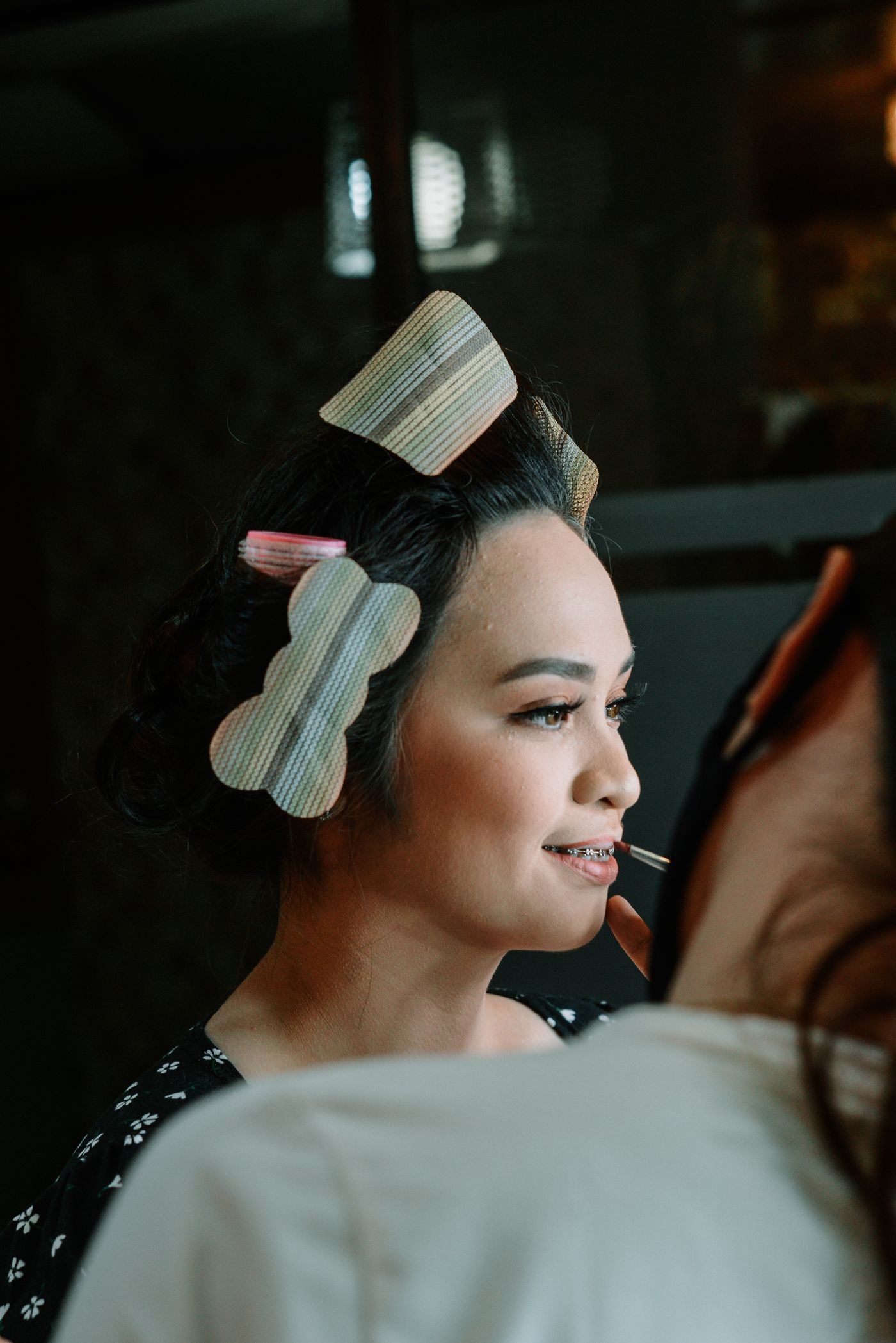 Produção de beleza com rolos no cabelo